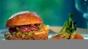 Pulled Pork Burger mit asiatischer Eisbergsalat-Füllung und gebackenen Süßkartoffeln.