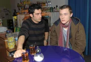Lenny (Alexander Becht, re.) gesteht Tayfun (Tayfun Baydar), dass er die Schuld für den Überfall auf sich nehmen will, aber furchtbare Angst vor einer Gefängnisstrafe hat.