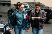 Als die beiden Kommissarinnen Lilly Funke (Tatjana Kästel, r.) und Amira Mahdi (Aylin Ravanyar, l.) am Tatort eintreffen, gehen sie von einem Raubüberfall aus. Doch bald offenbart sich, dass der tödlichen Schuss auf die junge Kioskbesitzerin weitaus tiefere Gründe hat.