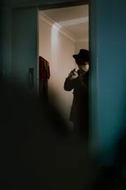 Ein maskierter Mann mit einer Pistole in der Hand