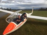 Checker Tobi (hinten) mit Pilot Julius im Segelflugzeug. Julius ist sein heutiger Herausforderer.