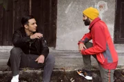 Leon (Joel Akgün, links) wird von Pfarrer Naveen (Markus Subramaniam) beim Joint-Rauchen erwischt.