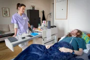 Mona mittendrin Abschied im Hospiz – Ein würdevolles Leben bis zum Tod Mona Vetsch mit Nicolas Kressig 2025