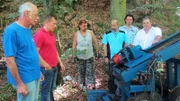 Beim Verkauf der Brunnenbohrer, von links: Ein Interessent, Trödelexperte Otto Schulte, Klaus, Hans Peter und weitere Interessenten.