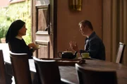 Um Himmels Willen Staffel 19 Folge 2 (Fortlaufende Ep.-Nr: 236) In Gespräch vertieft: Janina Hartwig als Schwester Hanna; Jonas Sippel als Christian Müller.