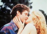 (2. Staffel) - Mitch (David Hasselhoff, l.) hat sich in Allison (Shannon Tweed, r.) verknallt, ahnt aber nicht, daß sie eine Prostituierte ist.