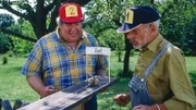Welche Schnecke wird das Rennen gewinnen? Nachbar Paschulke (Helmut Krass, l.) und Peter (Peter Lustig, r.) feuern ihre Weinbergschnecken siegessicher an.