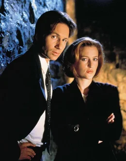 Befassen sich mit der Aufkl&auml;rung ungew&ouml;hnlicher Ereignisse, den so genannten X-Akten: Die FBI-Agenten Fox Mulder (David Duchovny, l.) und Dana Scully (Gillian Anderson, r.) ...