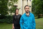 Karla Riegert (Nicole Gerdon) hat ein geschäftliches Angebot für ihren Mann Kai (Pablo Sprungala), das ihn für die Zukunft entlasten könnte.