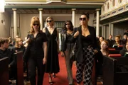 Die Goldstein Girls, Lena (Sarah Bauerett, l.), Franzi (Llewellyn Reichman, v.2.l.), Jo (Salka Weber, 2.v.r.) und Elif (Jasmin Shakeri, r.), sind für die Beerdigung ihres alten Klassenlehrers wieder vereint.