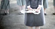 Im Frühjahr 1943 nimmt die SS vier neue Gaskammern in Betrieb. Das KZ Auschwitz-Birkenau wird zur Todesfabrik. Aufseherinnen wie Irma Grese terrorisieren die Häftlinge.