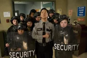 Bei der Trauerfeier kommt es zu massiven Ausschreitungen, die von Chang (Ken Jeong, M.) und seinen Helfern brutal niedergeschlagen werden ...