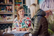 Sarah widersteht der Verlockung und warnt Nelly davor, Style-Consultant zu werden. Von links: Sarah Brandl (Sophie Reiml) und Nelly (Jasmin Oblinger).
