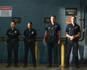 Lucy Chen (Melissa O’Neil, l.), Nyla Harper (Mekia Cox, 2.v.l.), John Nolan (Nathan Fillion, 2.v.r.) und Tim Bradford (Eric Winter, r.) erwarten die Serienmörderin Rosalind Dyer, die ins Police Departement von LA gebracht wird.