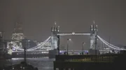 Nebel über der Themse: die Tower Bridge