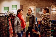 Sarah versucht, den schleppenden Verkauf mit Rabatten anzukurbeln. Von links: Katharina Benninger (Carina Dengler), Nelly (Jasmin Oblinger) und Sarah Brandl (Sophie Reiml).