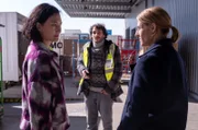 Pauline Hobrecht (Agnes Decker, l.) und Tamara Meurer (Anja Pahl, r.) befragen den Lagermitarbeiter Mikael Zoritza (Burak Yigit). Er hatte eine lautstarke Auseinandersetzung mit dem Opfer. Hat er Sanders umgebracht?