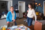 Nadine (Floriane Eichhorn, l.) vermutet irritiert, dass Daniela (Dilara Braun) ihren Abschied plant.