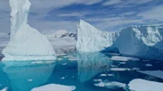Vom Rand des großen antarktischen Eisschilds brechen immer mehr Eisberge ab.