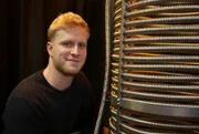 Erfinder Felix Drechsel (26) aus Weimar schaut auf seine Erfindung: ein Wärmetauscher für Mehrfamilienhäuser, der Energie aus Abwasser gewinnt.