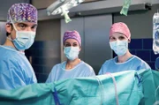 Ben Ahlbeck (Philipp Danne, l.), Leyla Sherbaz (Sanam Afrashteh, M.) und Julia Berger (Mirka Pigulla, r.) führen eine Lungentransplantation bei der 17-jährigen Luise Heuser durch.