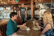 Gretchen (Aya Cash, hinten l.); Jimmy (Chris Geere, hinten r.); Paul (Allan McLeod, vorne l.); Becca (Janet Varney, vorne r.)