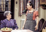 Erna (Erna Wassmer, li.) und Gerdi (Gerda Steiner) haben sich in den Haaren.