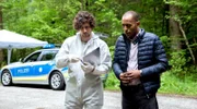Ein Tatort am Holzlagerplatz: Der Tote ist Kabarettist Kuno Horn. Dr. Philipp Hartmann (Jakob Graf, l.) klärt Jerry (Peter Marton, r.) über die Umstände auf.