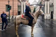 Gardist Matthias Gisler mit seinem Pferd Brio