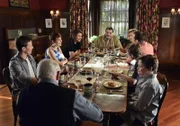 Die Familie Reagan (v.l.n.r., Len Cariou, Will Estes, Sami Gayle, Bridget Moynahan, Tom Selleck, Amy Carlson, Donnie Wahlberg, Tony Terraciano, Andrew Terraciano) gönnt sich eine Pause vom alltäglichen Polizeistress ...