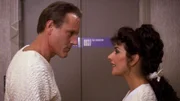 Ves Alkar (Marina Sirtis, l.) und Deanna Troi (Marina Sirtis, r.)