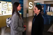 Simone (Tatjana Clasing, r.) macht Charlotte "Charlie" (Shaolyn Fernandez) eine klare Ansage.