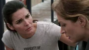 Maura Isles (Sasha Alexander, r.) kennt den Toten. Ihre Kollegin Jane Rizzoli (Angie Harmon) versucht sie zu trösten.