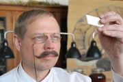 Alois Alzheimer (Wowo Habdank). Die Serie "Alois Alzheimer - Verloren im Vergessen" erzählt neben der Biografie Alois Alzheimers nicht nur ein wichtiges Kapitel Medizingeschichte, sondern spannt den Bogen bis in die Forschungen der Gegenwart.