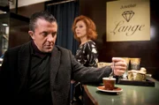 Kaffee bei der Juwelierin: Jörn Weig (David Bennet, vorne) ist zu Besuch in Elisabeth Langes (Heike Trinker, hinten) Geschäft.