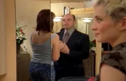 Tiffany (Camille Sullivan) hat ein Verhältnis mit Reese (Bill Dow), dem Ehemann ihrer reichen Kundin Eileen (Desiree Zurowski). Sie verlangt von ihrem Geliebten, dass er sich scheiden lässt, weil sie ihn und sein Geld für sich alleine will. Reese zögert?