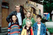 Hinten: Malte (Jan Hendrik Heinzmann), Susi (Kerstin Dräger), von links: Kiki (Thuy-Anh Cao), Merle (Elisa Pries), Sören (Felix Beyerbach).