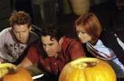 (v.l.n.r.) Oz (Seth Green), Xander (Nicholas Brendon) und Willow (Alyson Hannigan) inspizieren ihre Halloween-Kürbisse.