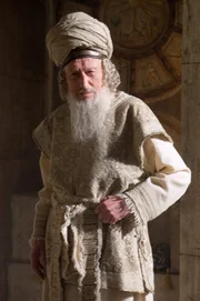 Der Rabbiner der jüdischen Gemeinde Roms (Vernon Dobtcheff) will das Wohlwollen von König Herodes erkaufen.