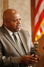 Reverend Davidson (Charles S. Dutton)