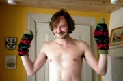 Gösta (Vilhelm Blomgren) ist Gastgeber und sorgt für gute Laune.