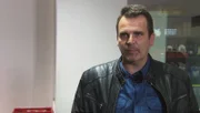 Kriminalist Thomas Kasbaum und seine Kollegen müssen diesen bizarren Fall lösen, doch davon sind sie weit entfernt, denn außer der Tatwaffe haben sie keine objektiven Spuren.