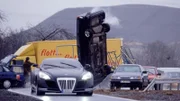 Tom und Semir verfolgen die flüchtigen Gangster über die Autobahn.
