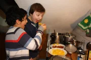 Mit seinem Freund Crispin bereitet Schayan ein iranisches Familienrezept zu.