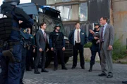 Neal Caffrey (Matt Bomer, 3.v.l..) und Peter Burke (Tim DeKay, r.)