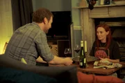 Áine (Elva Trill) hat das Angebot von Lloyd (Stephen Jones) angenommen, sich bei ihm in der Wohnung vor dem starken Regen zu schützen.