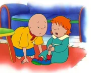 Caillou tröstet Rosie, die sich beim Spielen das Knie angeschlagen hat.