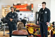 Officer Nolans (Nathan Fillion, r.) Identität wurde gestohlen und mit seinem Geld Mengen an Luxusartikeln gekauft, doch Nyla Harper (Mekia Cox, l.) und er konnten den Täter durch dessen Smartwatch orten.