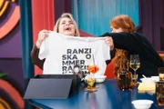 Große Überraschung für Laura Larsson (l.): Ein Starterpaket für den Traum von der Schlagerkarriere.