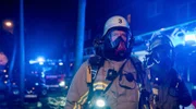 In einem Duisburger Mehrfamilienhaus breiten sich Flammen im Treppenhaus aus: Angesichts der tödlichen Gefahr durch Rauch und Feuer ist beim Eintreffen der Einsatzkräfte schnelles Handeln gefragt, um alle Menschen in Sicherheit zu bringen und das Feuer schnell zu löschen.